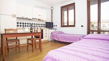 1 habitación, tabla de planchar con plancha, wifi y ropa de cama