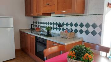 Refrigerador, horno, placa de cocina, utensilios de cocina