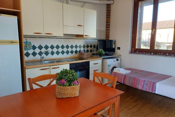 Fridge, oven, stovetop, cookware/dishes/utensils