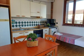 Jääkaappi, uuni, liesi, keittoastiat/astiat/ruokailuvälineet