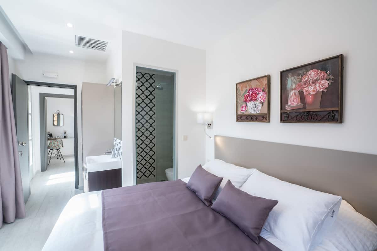 Economy Double Room, Ground Floor | Desk, iron/ironing board, free WiFi, bed sheets