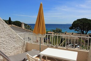 Habitación familiar, vista al mar | Vista del balcón