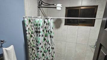 提供毛巾、番梘、洗頭水、廁紙