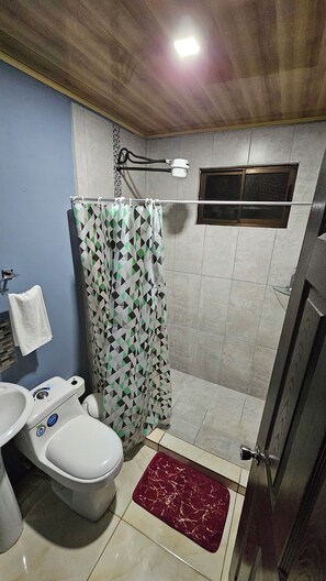 Handtücher, Seife, Shampoo, Toilettenpapier