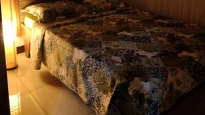 A bedroom with a bed, a nightstand, and a lamp. - Apart. Valhalla San Ramon (San Ramón)