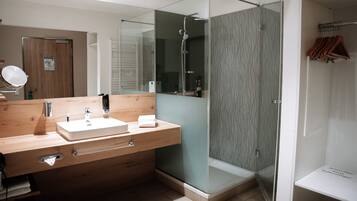 Business Suite | Bathroom | Shower, hair dryer, slippers, towels