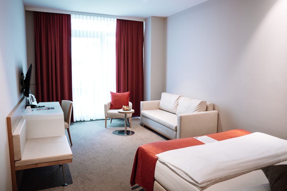 Business suite | Een kluis op de kamer, een bureau, verduisterende gordijnen