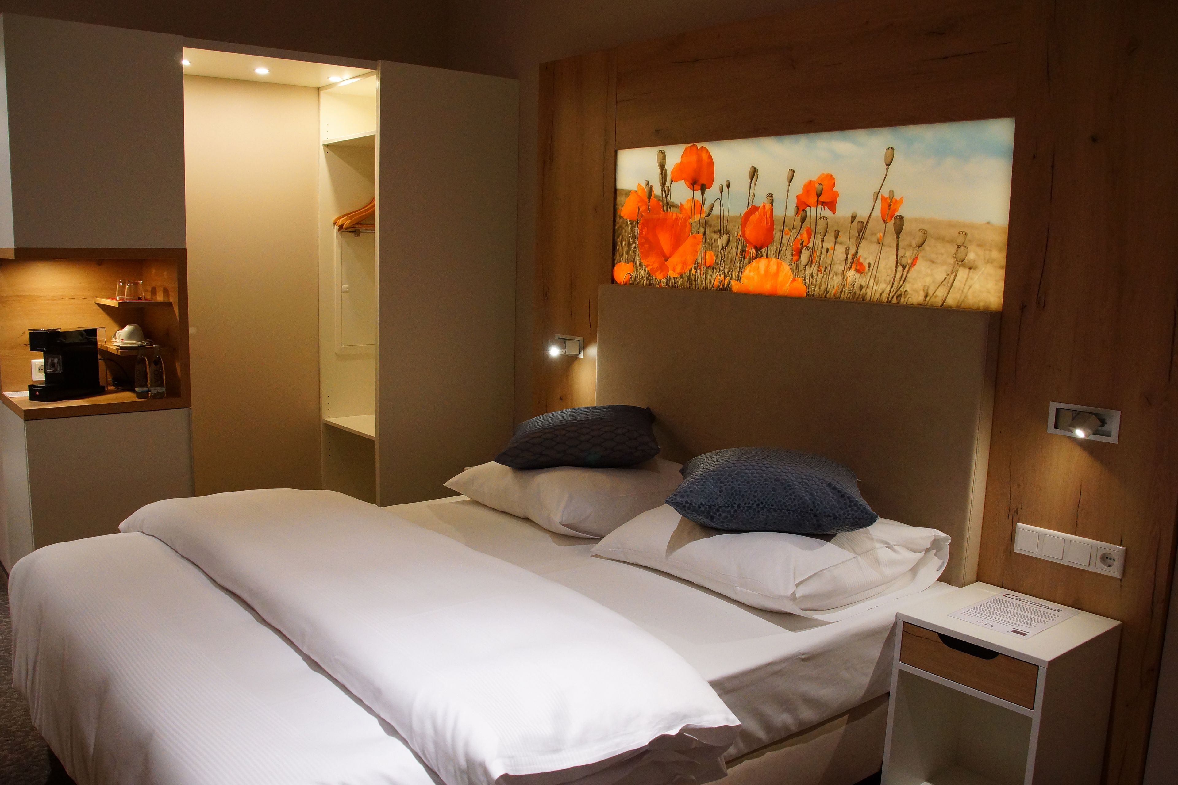 business double room | in-room safe, desk, blackout curtains, soundproofing