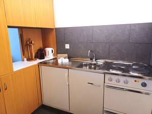 Kühlschrank, Ofen, Herdplatte, Geschirrspüler