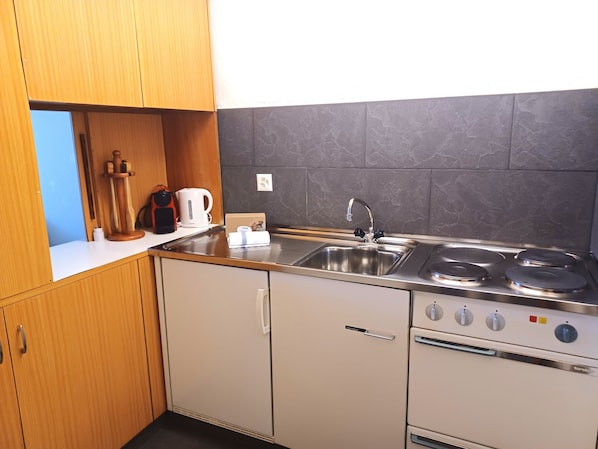 Kühlschrank, Ofen, Herdplatte, Geschirrspüler