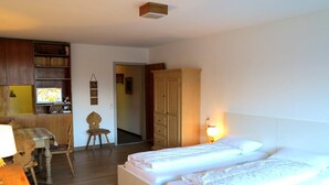 Un dormitorio con cama, escritorio y silla.