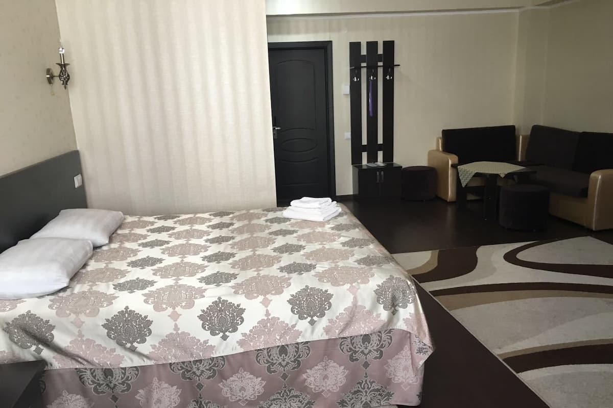 Junior Suite | In-room safe, desk, soundproofing, iron/ironing board