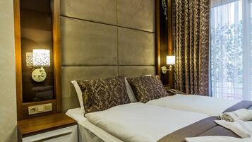 Standard Room | Minibar, in-room safe, desk, iron/ironing board