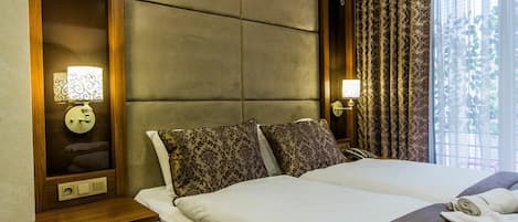 Standard Room | Minibar, in-room safe, desk, iron/ironing board