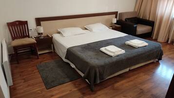 2 bedrooms, in-room safe, iron/ironing board, free WiFi