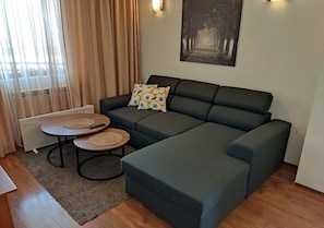 Smart TV, DVD player, mesa de pingue-pongue