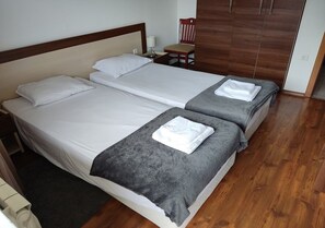 2 Schlafzimmer, Zimmersafe, Bügeleisen/Bügelbrett, kostenloses WLAN