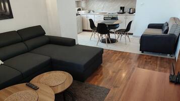 Televisor intel·ligent, reproductor de DVD i taula de tennis de taula