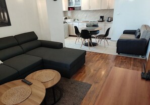 Una Smart TV, un reproductor de DVD, una mesa de tenis de mesa