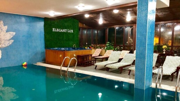 Area piscina con sedie a sdraio e reception.