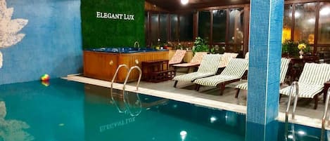 Piscina coperta, una piscina riscaldata