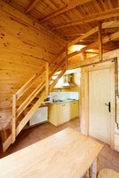 Bungalow, terraza | Cocina básica privada | Frigorífico grande, microondas, placa de cocina y cafetera o tetera