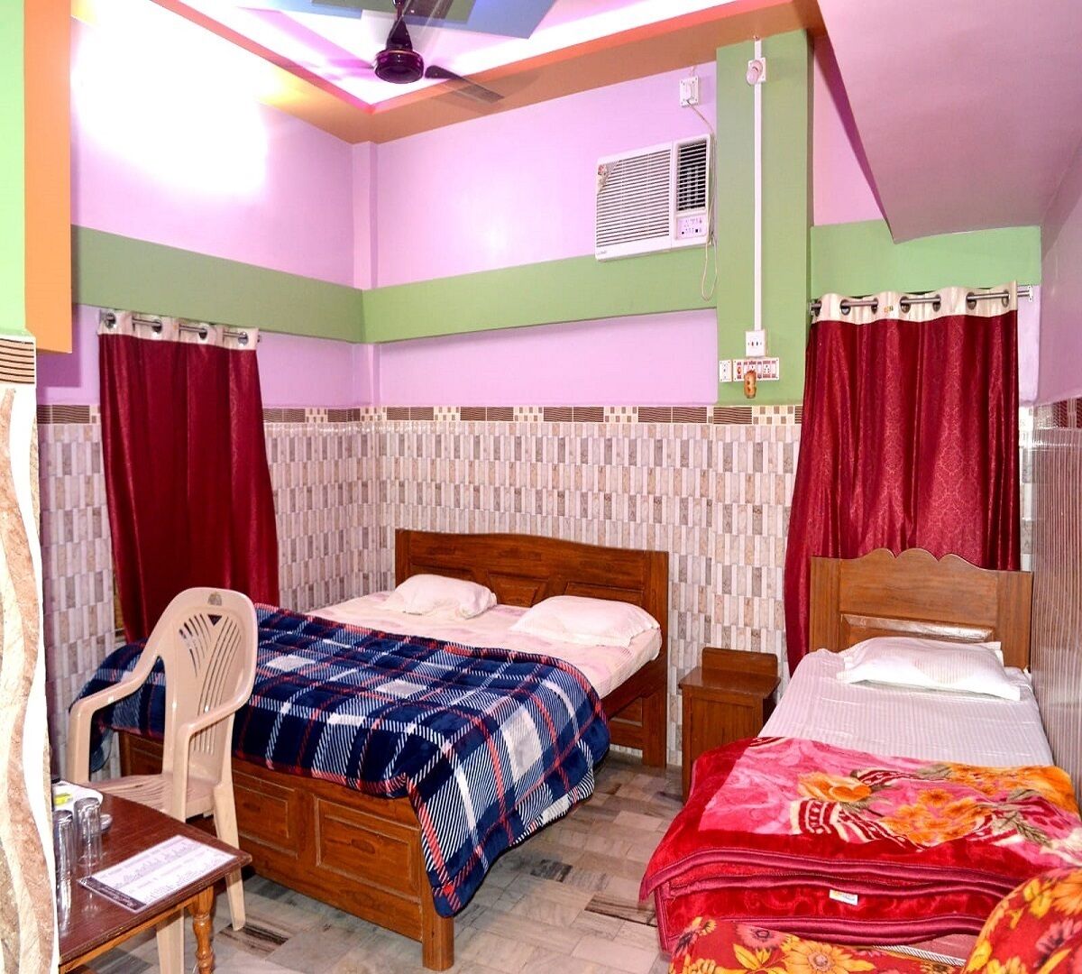 Un dormitorio con una cama de madera, un escritorio con silla y una ventana con cortinas.