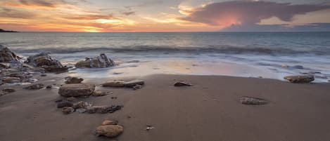 Una playa cerca, sillas reclinables de playa, toallas de playa