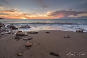 Ubicación cercana a la playa y toallas de playa