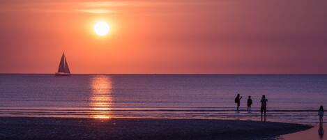 Beach nearby, sun-loungers, beach towels