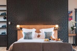 Suite – president, 1 queensize-seng (Moonseng) | Safe på rommet, skrivebord, lydisolert og wi-fi (inkludert)