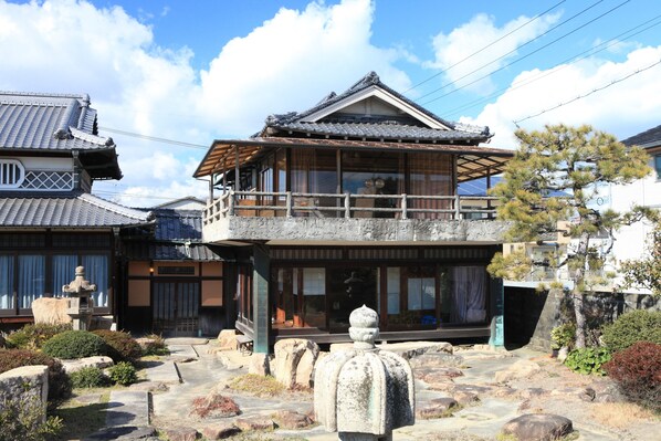 Mặt tiền nơi lưu trú