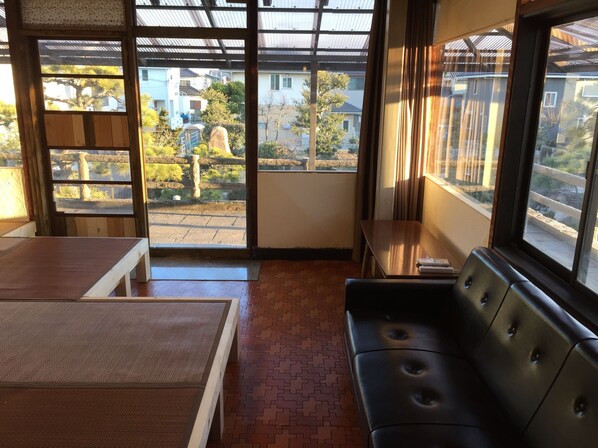 Habitación cuádruple, vista al jardín | Caja de seguridad en la habitación, wifi gratis y ropa de cama 