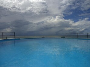 Utomhuspool och solstolar
