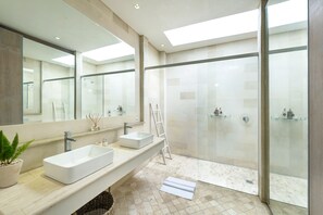Vila, 3 quartos | Banheiro | Chuveiro, chuveiro com efeito de chuva, secador de cabelo 