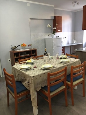 Apartment, 3 Schlafzimmer | Essbereich im Zimmer