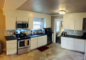 Fridge, microwave, oven, stovetop - Beautifully remodeled Bungalow steps away from Historic Route 66 and SNU (Bethany)