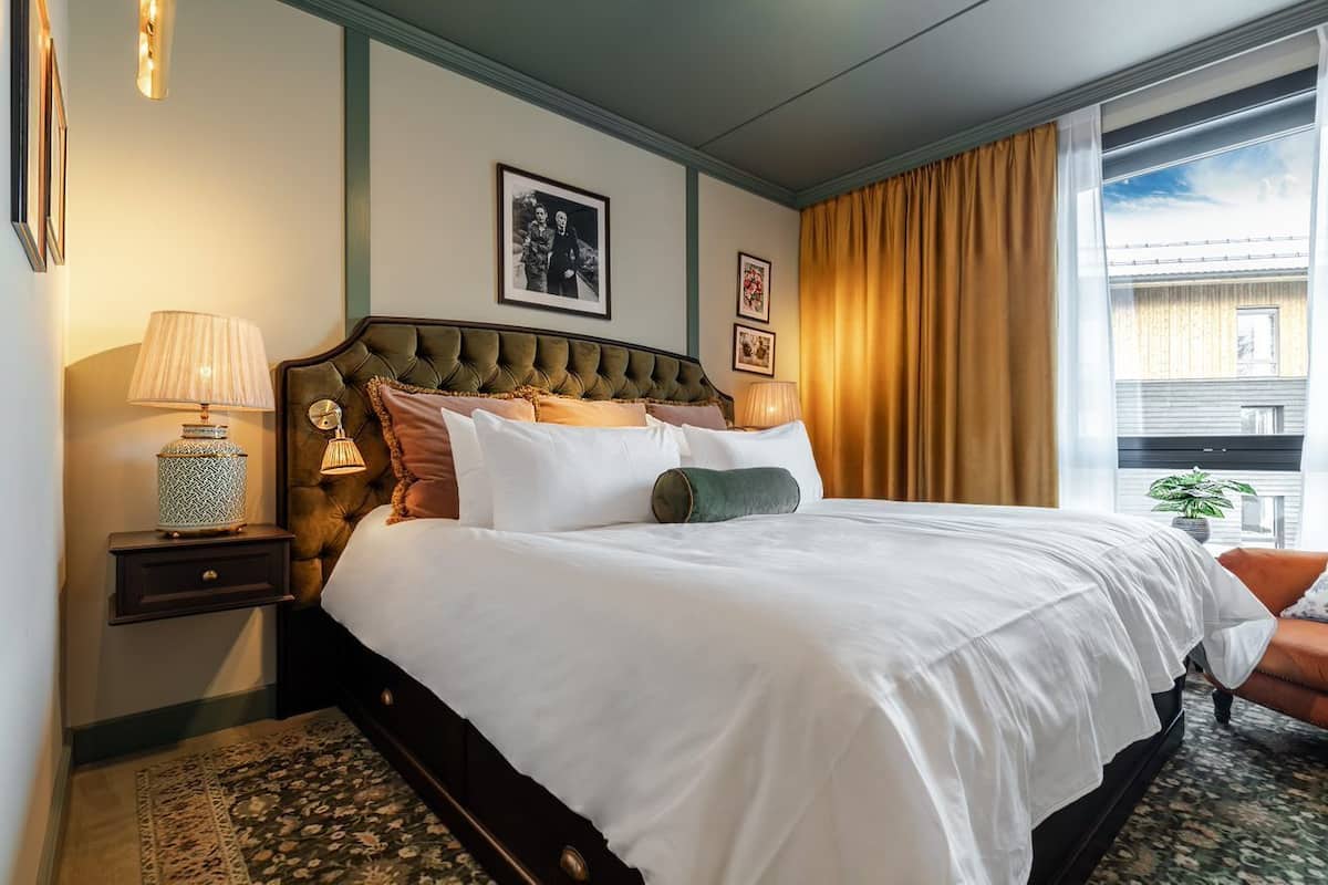 Rom – standard, 1 kingsize-seng | Minibar, blendingsgardiner og strykejern/-brett