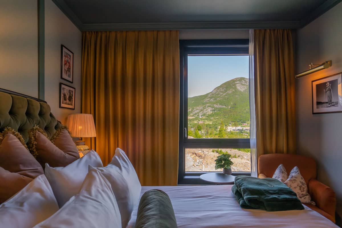 Rom – standard, 1 kingsize-seng, fjellutsikt | Minibar, blendingsgardiner og strykejern/-brett