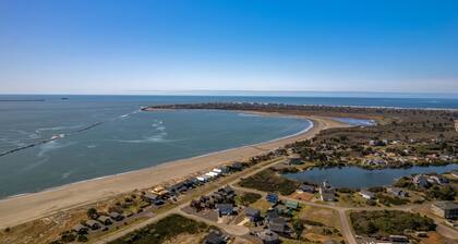 Comfy Home near the Ocean, Great for Family Fun