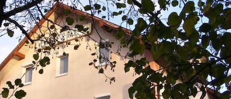 A building with the sign "Gasthof Gaum" indicating it is a hotel.