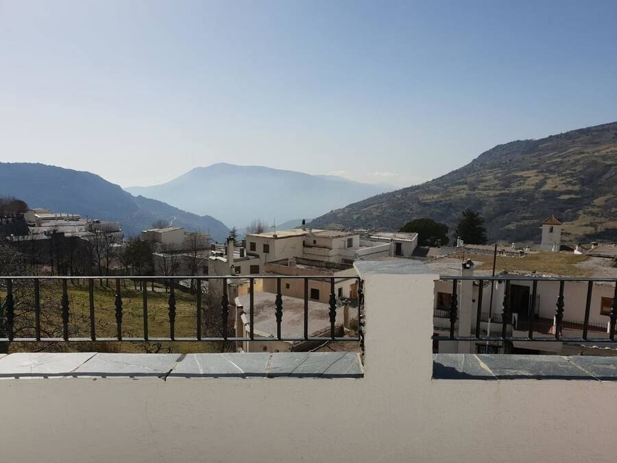 Zona residencial con edificios y montañas al fondo.
