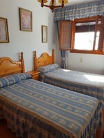Habitación triple, terraza | Wifi gratis y ropa de cama