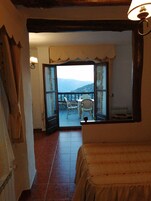 Habitación triple, terraza | Wifi gratis y ropa de cama