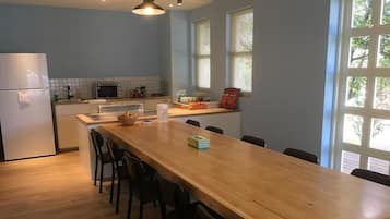 Vila clássica, várias camas, para não fumantes (514) | Área do café da manhã | Café da manhã inglês grátis todos os dias