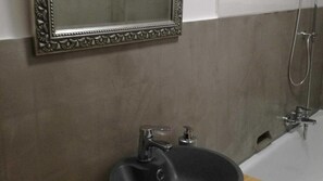 Deluxe Apartment (Caesar Apartment) | Bathroom | Hair dryer, towels - Gruga Apartment an der Messe (Essen)