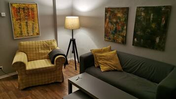 Deluxe-Apartment (Caesar Apartment) | Wohnbereich | 43-Zoll-Flachbildfernseher mit Digitalempfang, Smart-TV, Tablet-PC