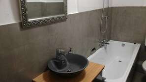Deluxe Apartment (Caesar Apartment) | Bathroom | Hair dryer, towels - Gruga Apartment an der Messe (Essen)