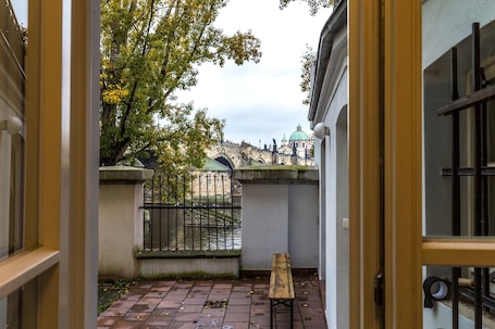 Vista al jardín. Charles Bridge Economic Hostel