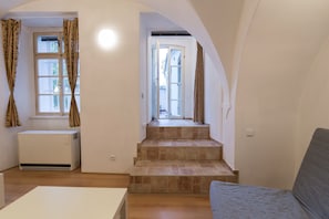 Quarto casal, sacada, vista para o rio | Sala de estar